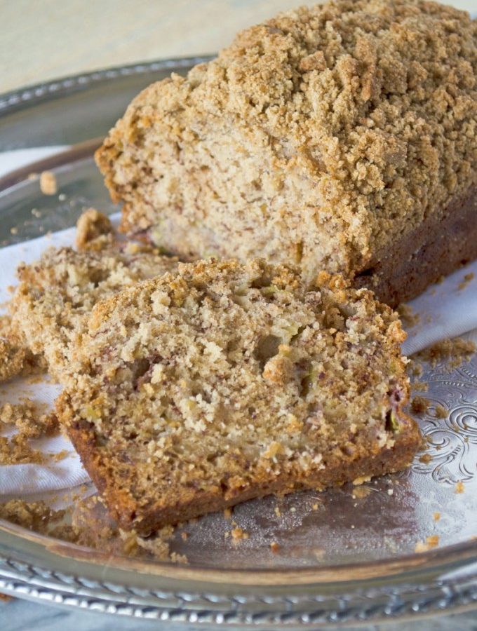 Banana Bread with Stresel Topping | Go Go Go Gourmet @gogogogourmet