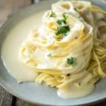 Copycat Copycat Olive Garden Alfredo Sauce- an at home version of everyone's favorite breadstick dipping sauce | @gogogogourmet