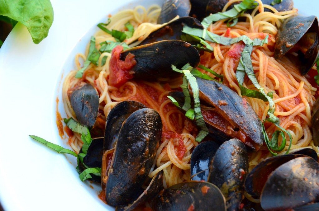 Quick and Easy Mussels Marinara | @gogogogourmet