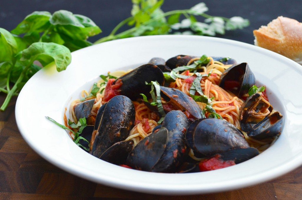 Mussels Marinara- a spicy pasta sauce with mussels and angel hair pasta | @gogogogourmet