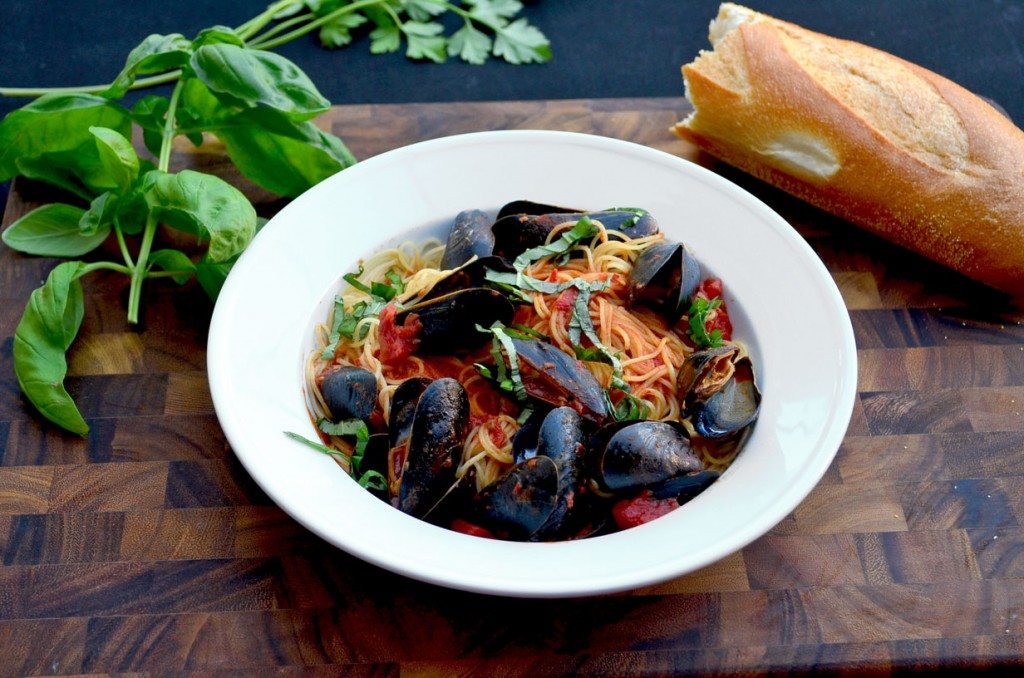 Mussels Marinara- a spicy pasta sauce with mussels | @gogogogourmet