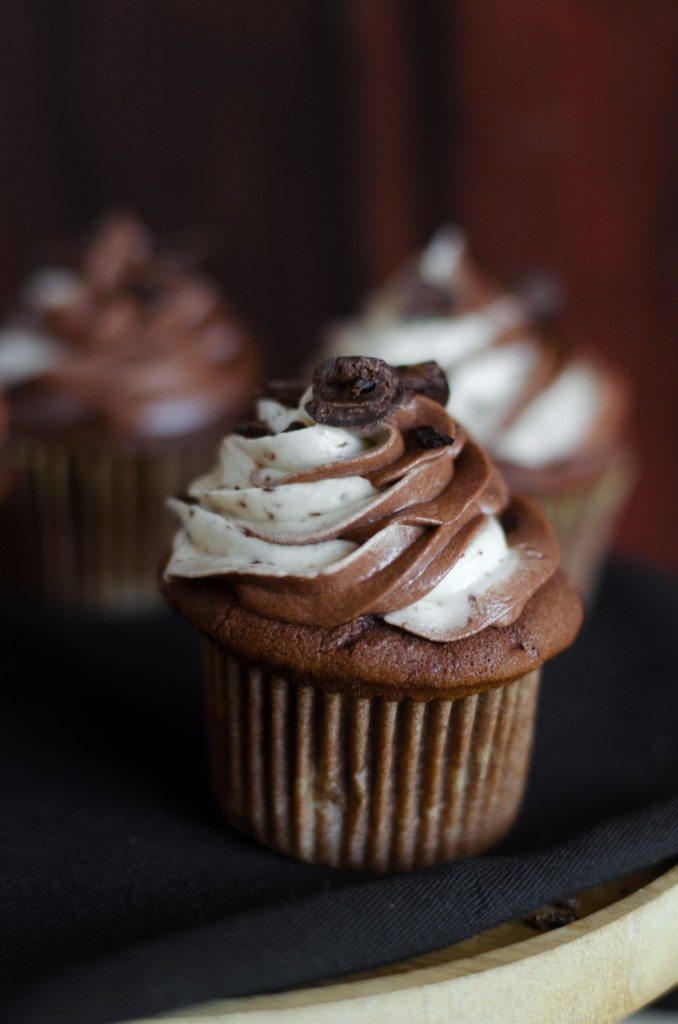 These Java Chip Cupcakes are the cake version of the popular Starbucks frappuccino. | @gogogogourmet