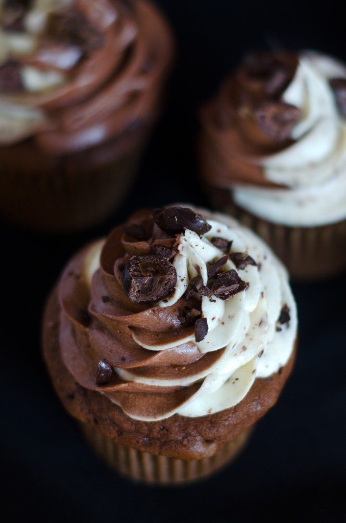 Java Chip Cupcakes are a bakery delight- blended with chocolate and espresso!| Go Go Go Gourmet @gogogogourmet