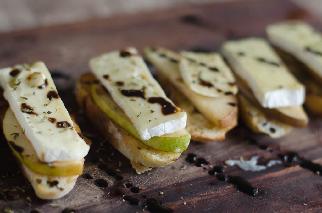 Pear and Brie Crostini with Thyme and Balsamic | Go Go Go Gourmet @gogogogourmet 