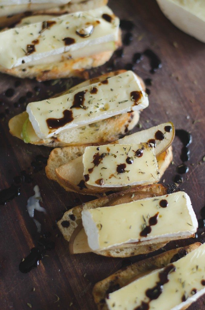 Pear and Brie Crostini with Thyme and Balsamic | Go Go Go Gourmet @gogogogourmet 