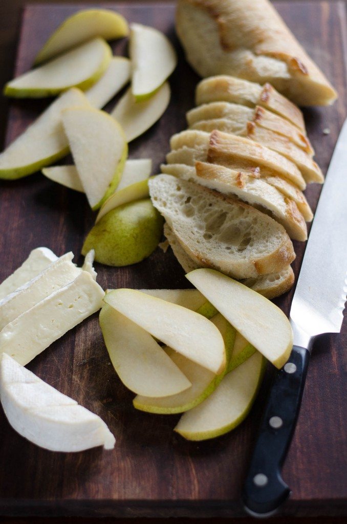 Pear and Brie Crostini with Thyme and Balsamic | Go Go Go Gourmet @gogogogourmet 