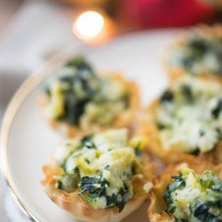 These Spinach Artichoke Dip Cup Bites are the perfect party appetizer! | @gogogogourmet