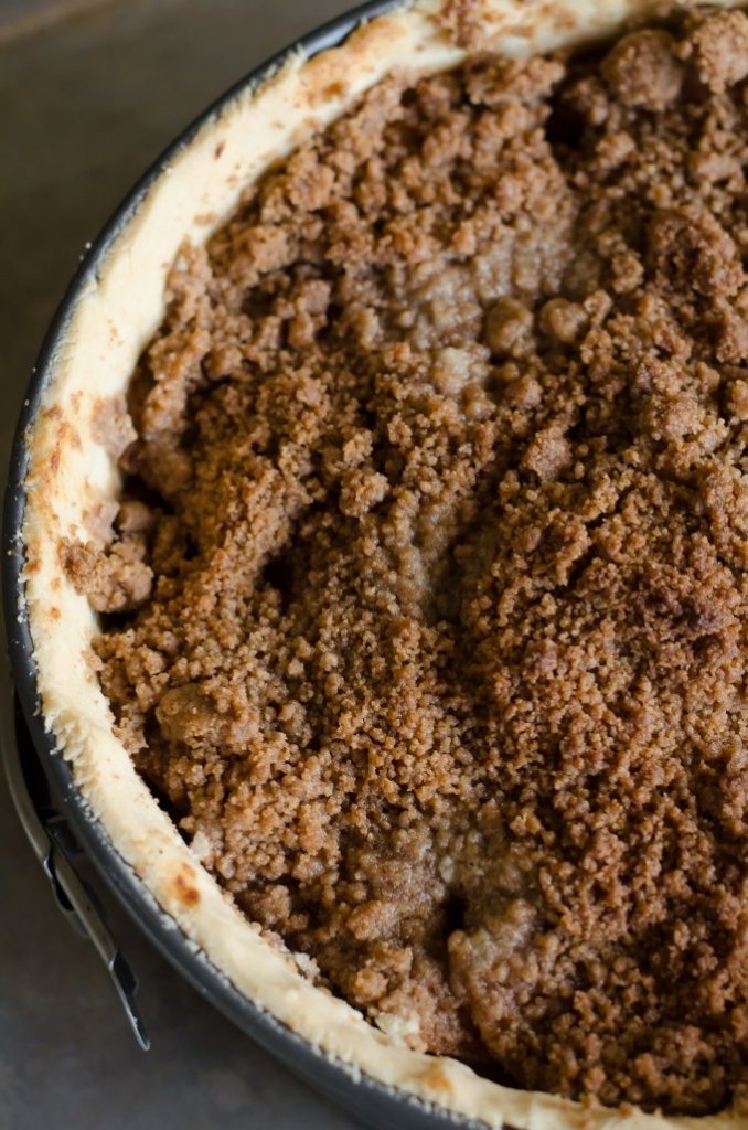 Packed with tons of apples and spices, this Deep Dish Dutch Apple Pie is a true winner for fall! | Go Go Go Gourmet @gogogogourmet