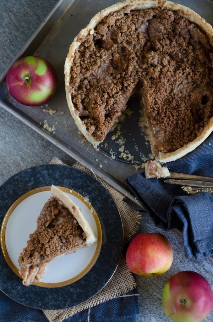 Packed with tons of apples and spices, this Deep Dish Dutch Apple Pie is a true winner for fall! | Go Go Go Gourmet @gogogogourmet