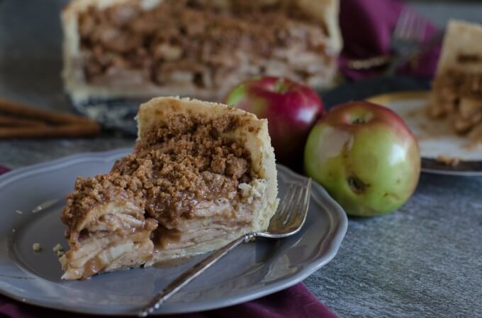 Packed with tons of apples and spices, this Deep Dish Dutch Apple Pie is a true winner for fall! | Go Go Go Gourmet @gogogogourmet