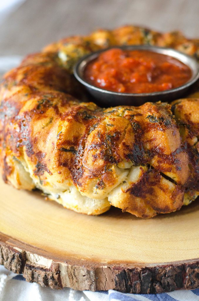 Pull Apart Cheese Stuffed Spinach Artichoke Bread- a cheesy stuffed bread appetizer that everyone is sure to love! | Go Go Go Gourmet @gogogogourmet