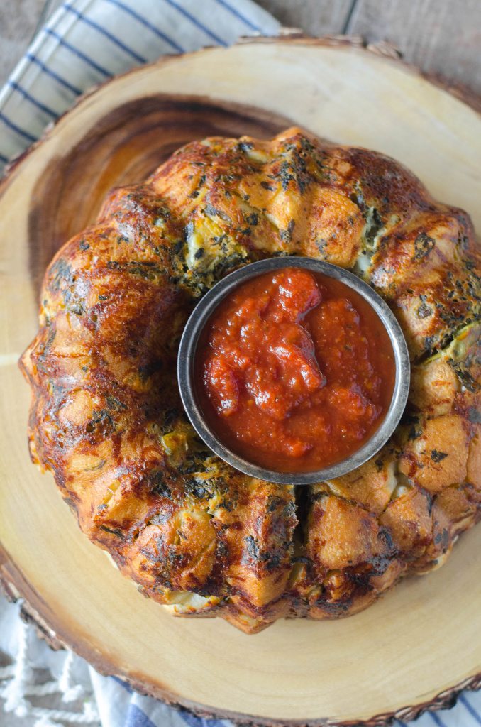 Pull Apart Cheese Stuffed Spinach Artichoke Bread- a cheesy stuffed bread appetizer that everyone is sure to love! | Go Go Go Gourmet @gogogogourmet