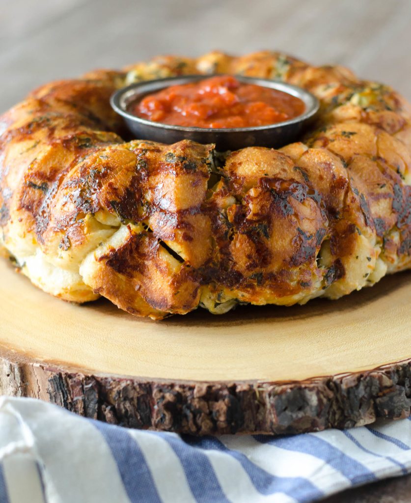 Pull Apart Cheese Stuffed Spinach Artichoke Bread- a cheesy stuffed bread appetizer that everyone is sure to love! | Go Go Go Gourmet @gogogogourmet