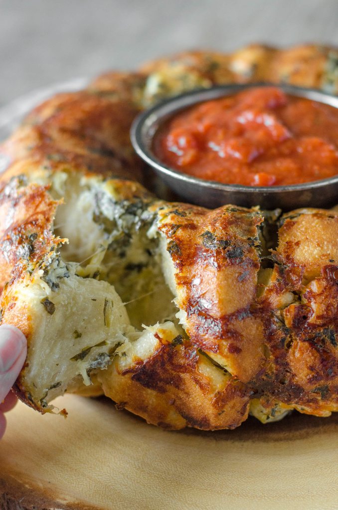 Pull Apart Cheese Stuffed Spinach Artichoke Bread- a cheesy stuffed bread appetizer that everyone is sure to love! | Go Go Go Gourmet @gogogogourmet