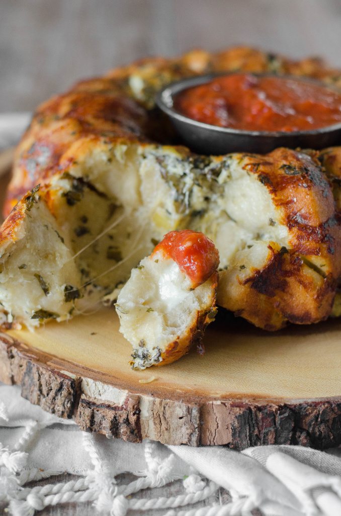 Pull Apart Cheese Stuffed Spinach Artichoke Bread- a cheesy stuffed bread appetizer that everyone is sure to love! | Go Go Go Gourmet @gogogogourmet