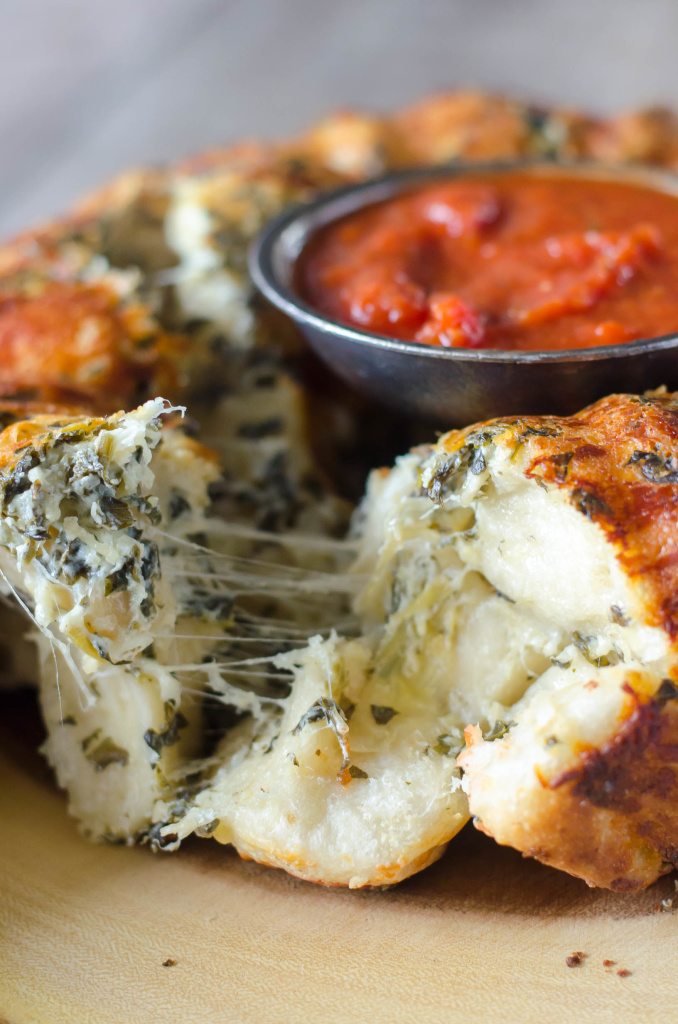 Pull Apart Cheese Stuffed Spinach Artichoke Bread- a cheesy stuffed bread appetizer that everyone is sure to love! | Go Go Go Gourmet @gogogogourmet