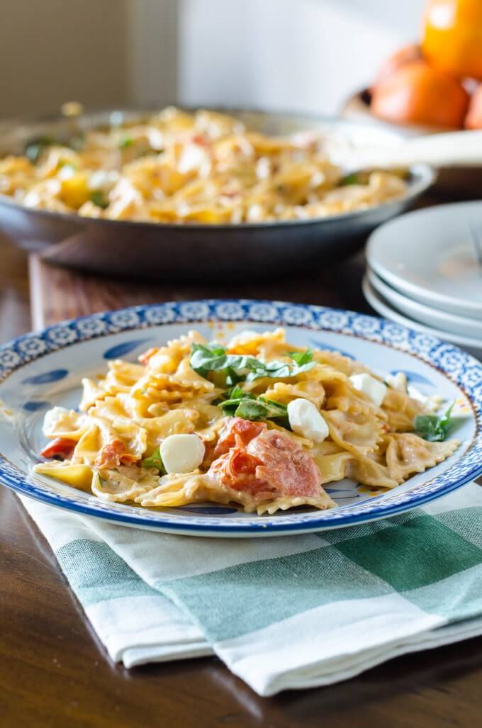 Creamy Caprese Pasta- a creamy sauce with fresh tomatoes and mozzarella is fabulous when tossed with pasta and lots of fresh basil! | Go Go Go Gourmet @gogogogourmet