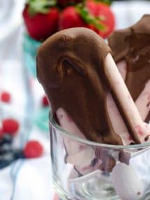 Chocolate Covered Strawberry Frozen Yogurt Pops | Go Go Go Gourmet @gogogogourmet