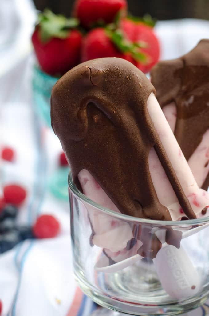 Chocolate Covered Strawberry Frozen Yogurt Pops | Go Go Go Gourmet @gogogogourmet
