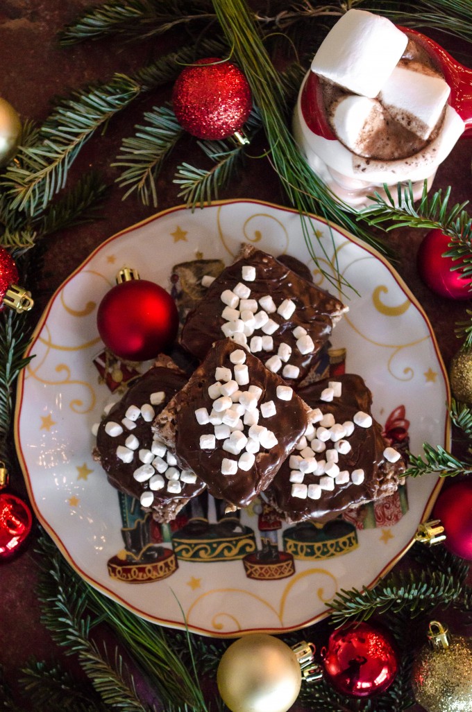 Hot Chocolate Rice Krispie Treats- a fast and easy holiday no-bake treat!! | @gogogogourmet