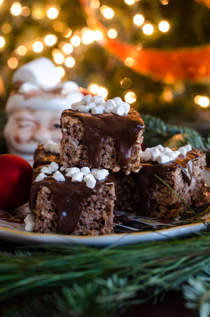 Hot Chocolate Rice Krispie Treats- a fast and easy holiday no-bake treat!! | @gogogogourmet