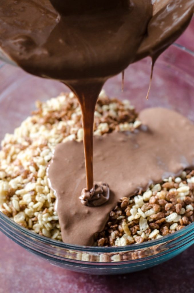 Hot Chocolate Rice Krispie Treats- a fast and easy holiday no-bake treat!! | @gogogogourmet