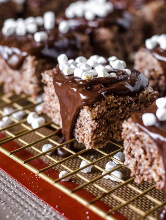 Hot Chocolate Rice Krispie Treats- a fast and easy holiday no-bake treat!! | @gogogogourmet