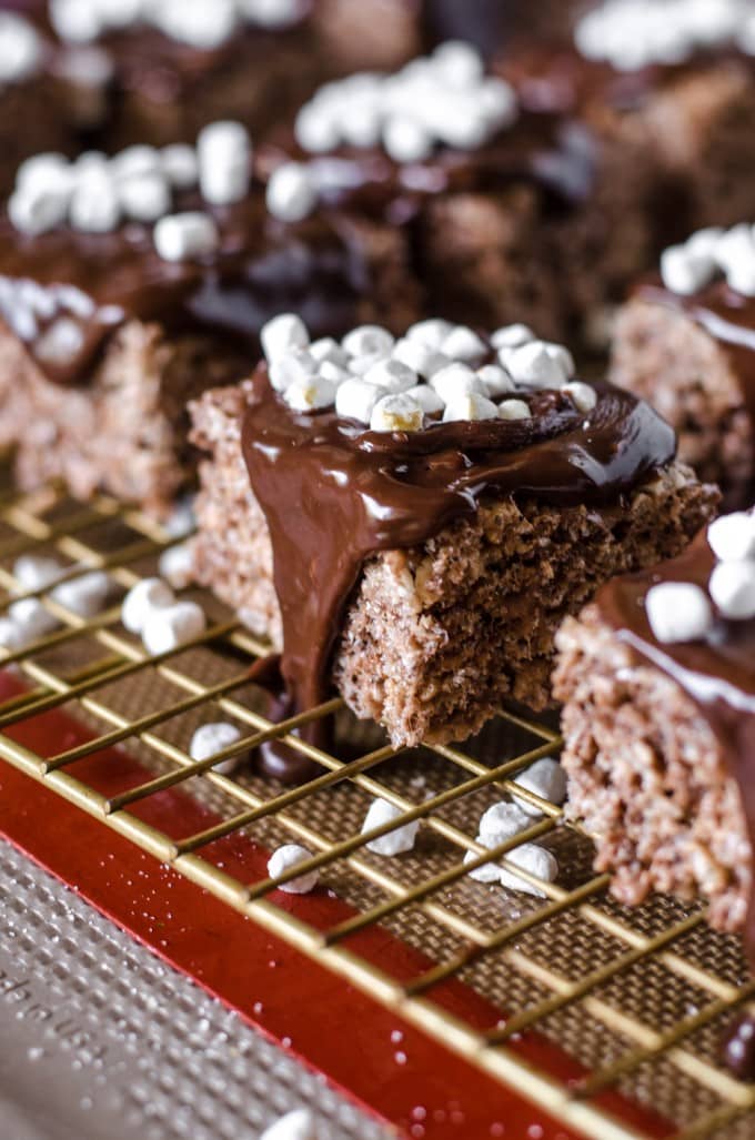 Hot Chocolate Rice Krispie Treats- a fast and easy holiday no-bake treat!! | @gogogogourmet