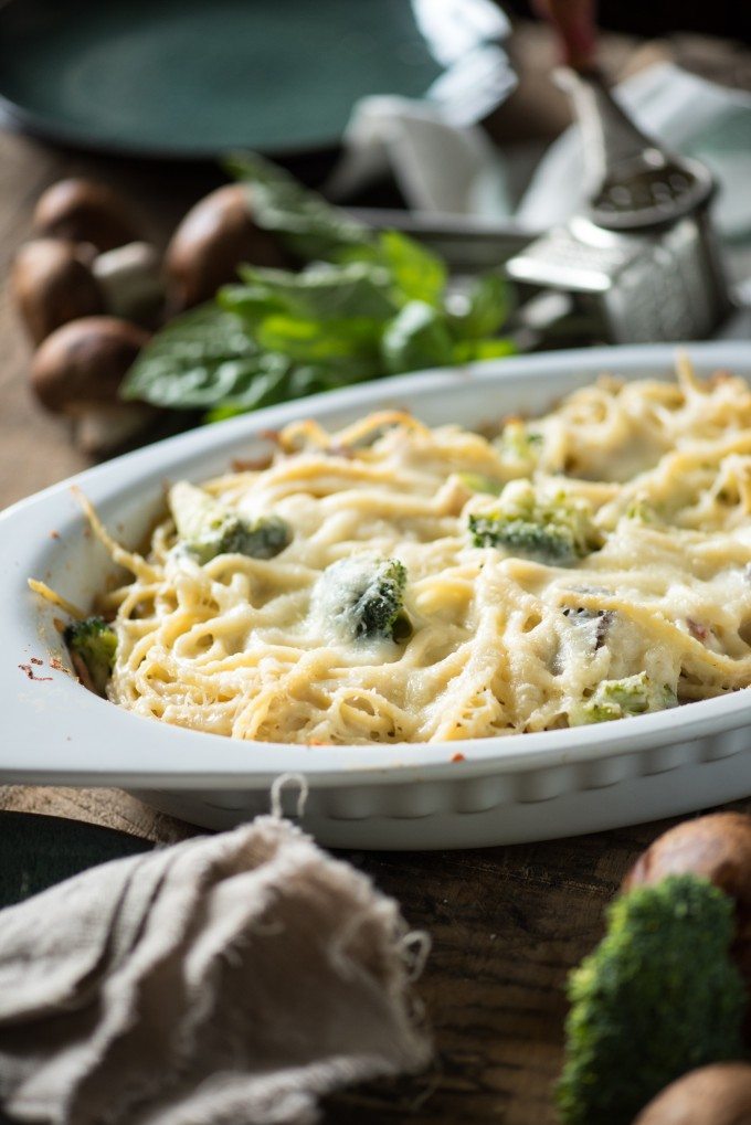 This Cheesy Chicken Spaghetti recipe is a fast and easy weeknight meal using rotisserie chicken! | @gogogogourmet