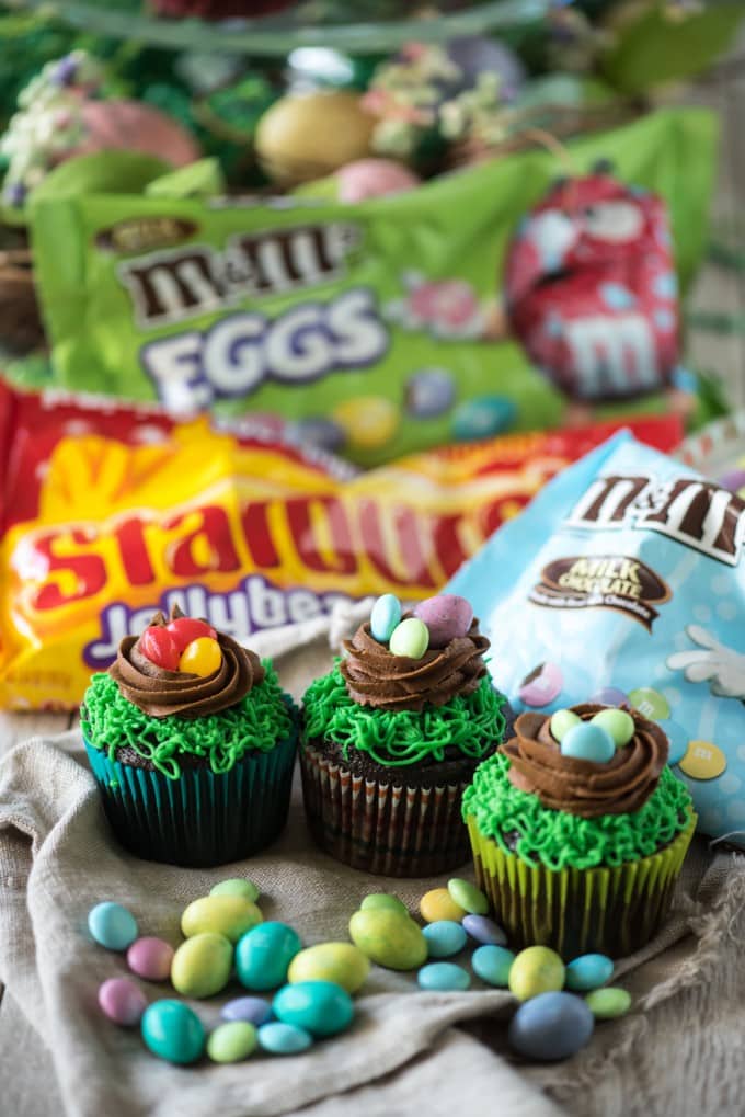 These Easter Birds Nest Cupcakes are an adorable and easy dessert to make for your Easter egg hunts! Two quick decorating maneuvers and some Easter candy are all that it takes! | @gogogogourmet