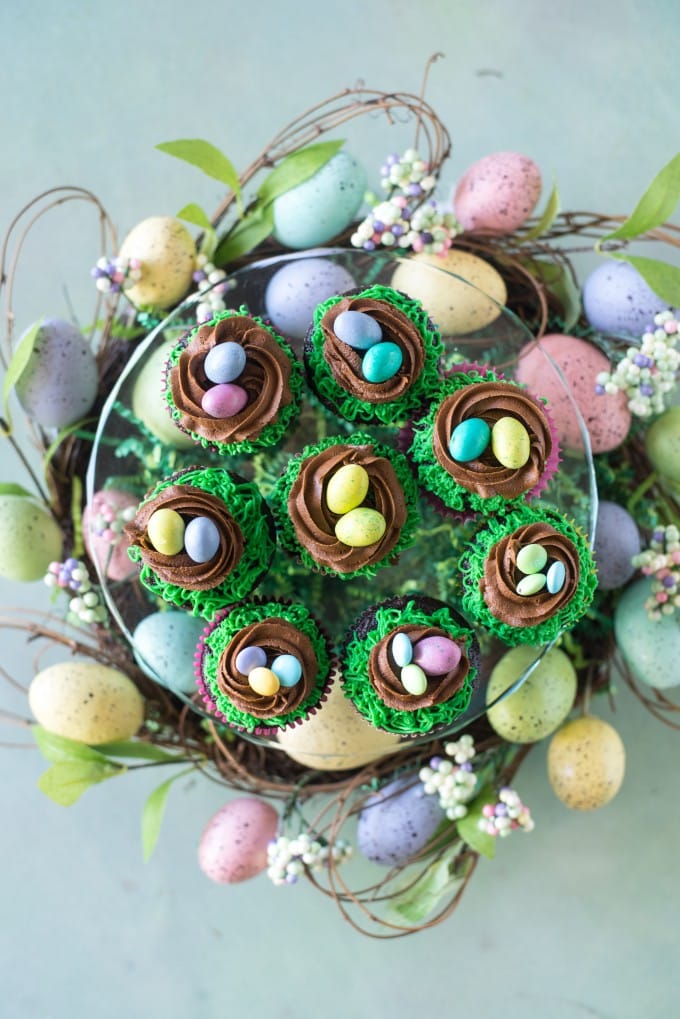 These Easter Birds Nest Cupcakes are an adorable and easy dessert to make for your Easter egg hunts! Two quick decorating maneuvers and some Easter candy are all that it takes! | @gogogogourmet