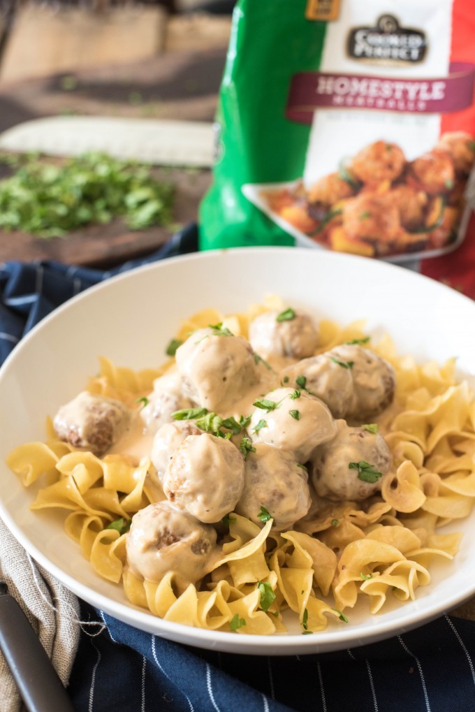 These Slow Cooker Swedish Meatballs are the perfect back-to-school dinner that everyone will love! | @gogogogourmet