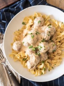 These Slow Cooker Swedish Meatballs are the perfect back-to-school dinner that everyone will love. Only six ingredients in this fast and easy meal! | @gogogogourmet