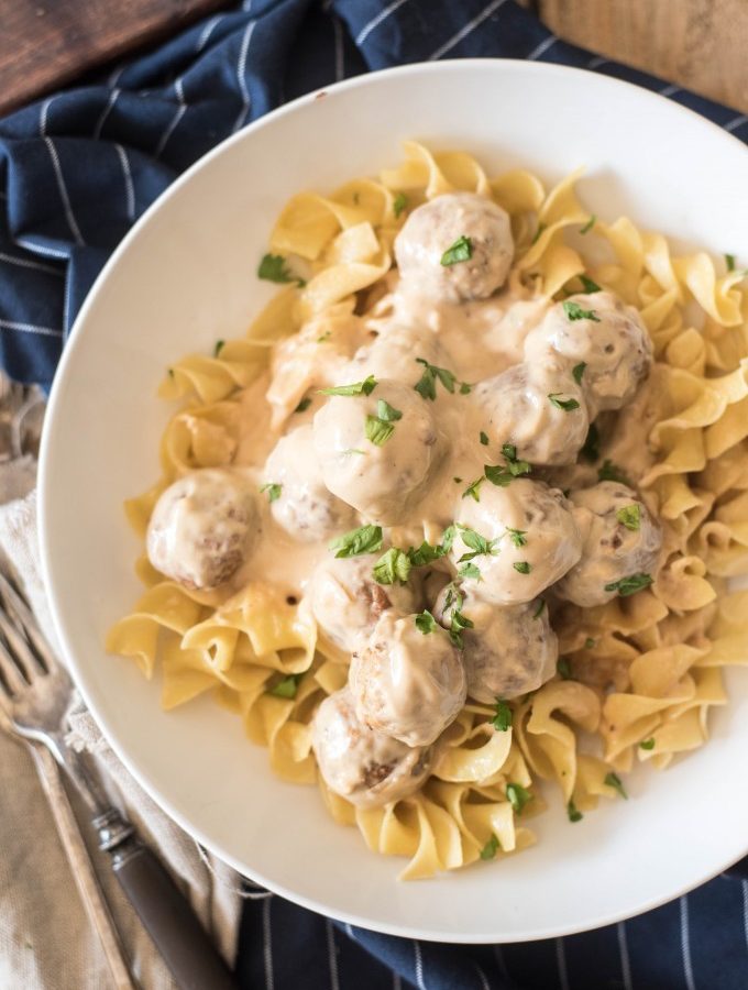 These Slow Cooker Swedish Meatballs are the perfect back-to-school dinner that everyone will love. Only six ingredients in this fast and easy meal! | @gogogogourmet