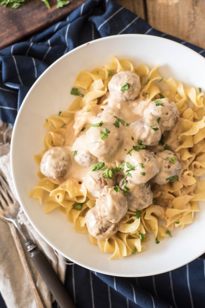 These Slow Cooker Swedish Meatballs are the perfect back-to-school dinner that everyone will love. Only six ingredients in this fast and easy meal! | @gogogogourmet