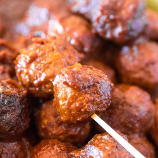 Crockpot Meatballs in a spicy and robust bbq sauce- perfect for game day! | @gogogogourmet