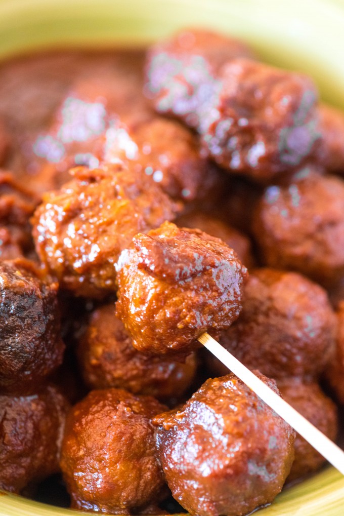 Crockpot Meatballs in a spicy and robust bbq sauce- perfect for game day! | @gogogogourmet