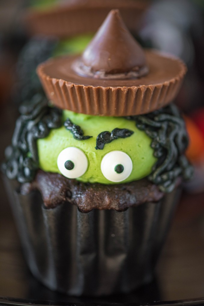 Halloween Cupcake Ideas- Witch Hat Cupcakes | @gogogogourmet