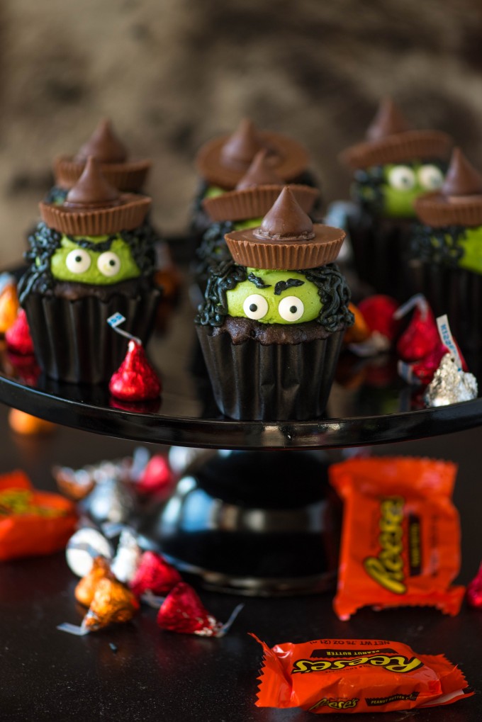 Halloween Cupcake Ideas- Witch Hat Cupcakes | @gogogogourmet