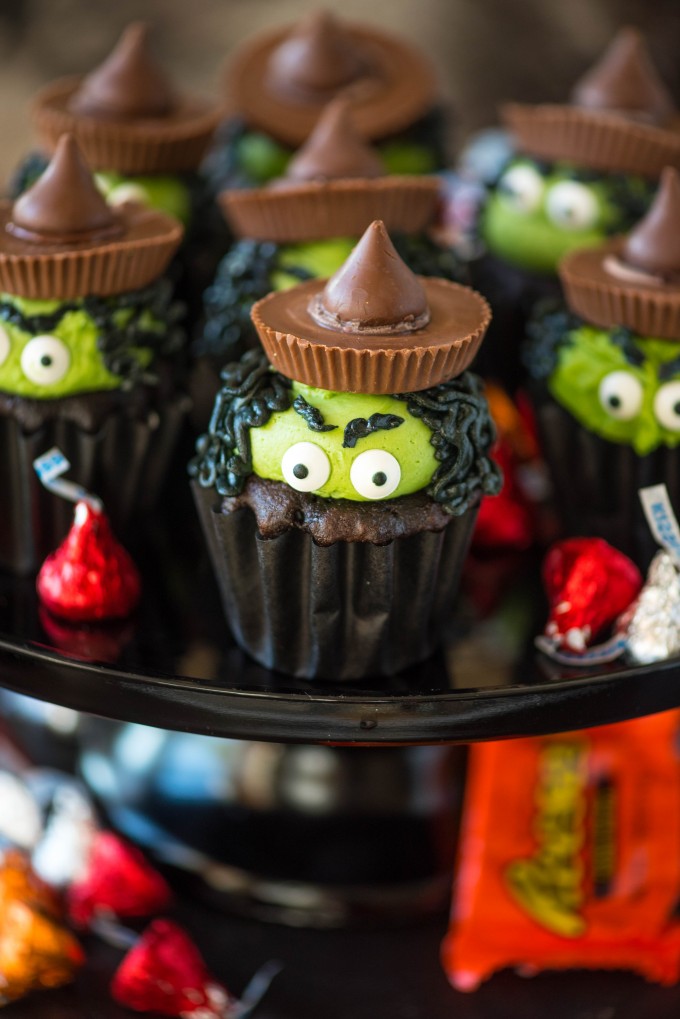 Halloween Cupcake Ideas- Witch Hat Cupcakes | @gogogogourmet