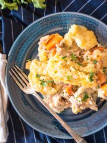 Slow Cooker Chicken and Dumplings using Red Lobster Cheddar Bay Bisciuits | @gogogogourmet
