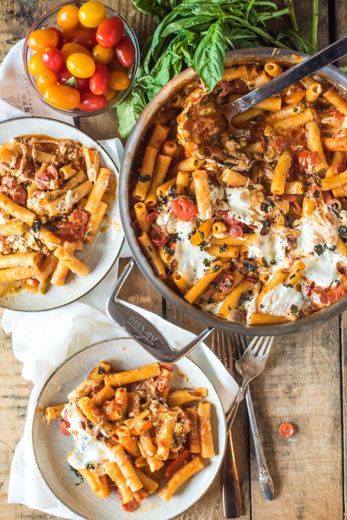 This Pizza Casserole recipe is loaded with everything that you love about pizza! Italian herbs, sausage, pepperoni and fresh mozzarella are baked with fresh mozzarella for an amazingly fast dinner. | @gogogogourmet