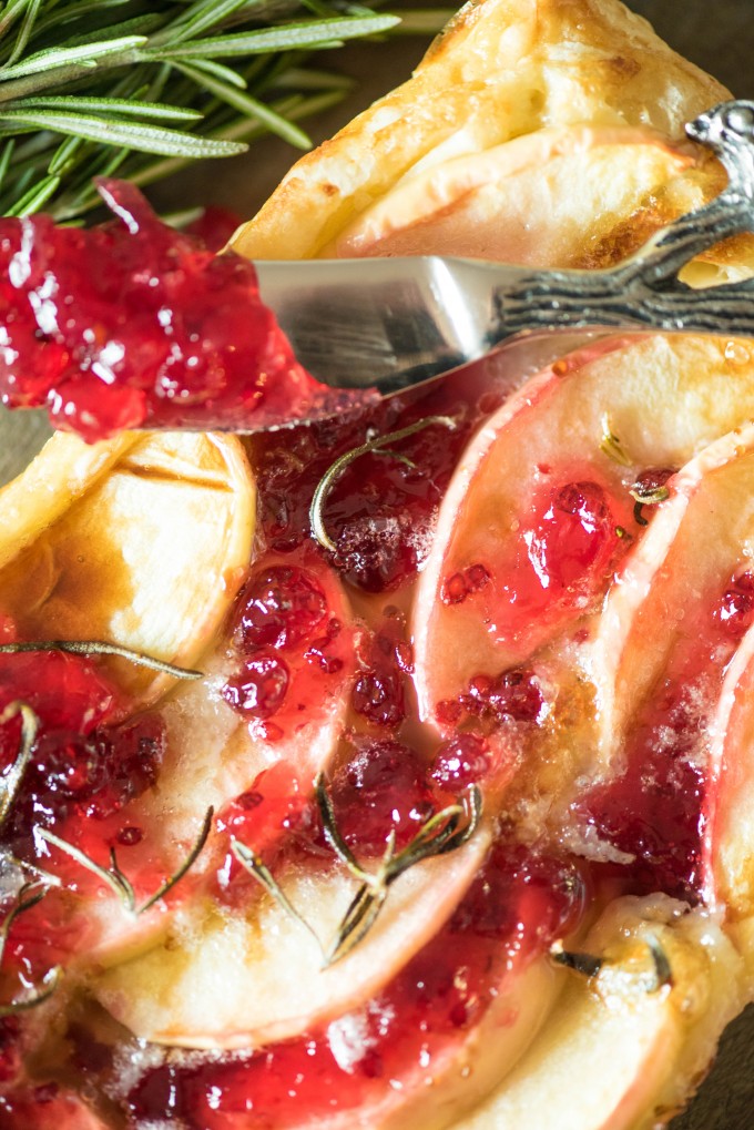 Red Currant Apple Brie Puff Pastry Tarts are the perfect appetizer for Thanksgiving! | @gogogogourmet