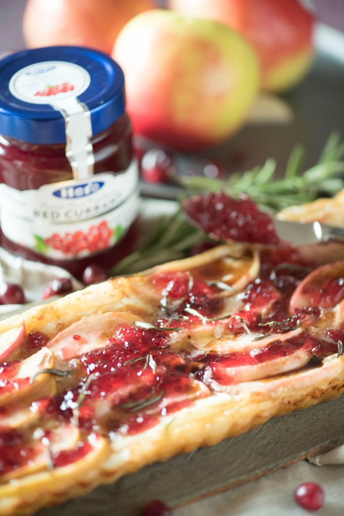 Red Currant Apple Brie Puff Pastry Tarts are the perfect appetizer for all your holiday cocktail parties! | @gogogogourmet