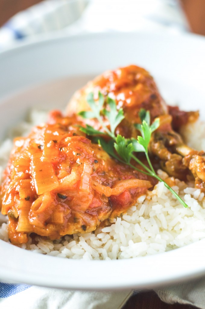 This Easy Chicken Cacciatore recipe is so fast and one pot, making it perfect for weeknight dinners. | @gogogogourmet