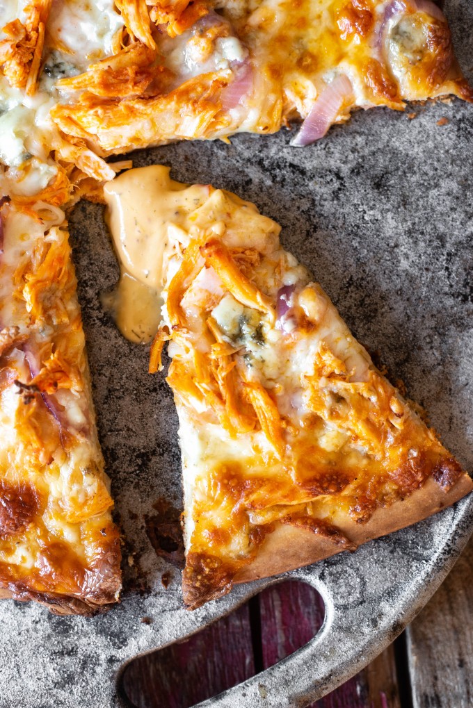 Delicious buffalo chicken pizza recipe for oven or grill