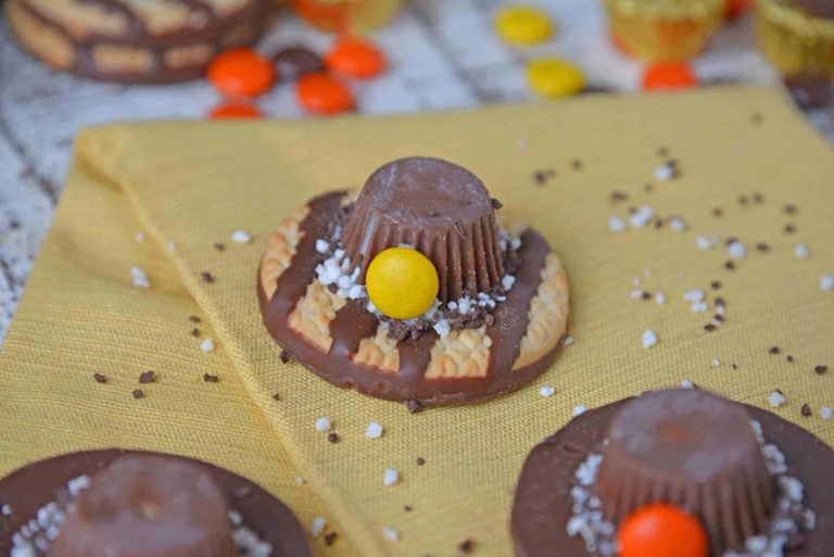 Pilgrim hat cookies on a cloth